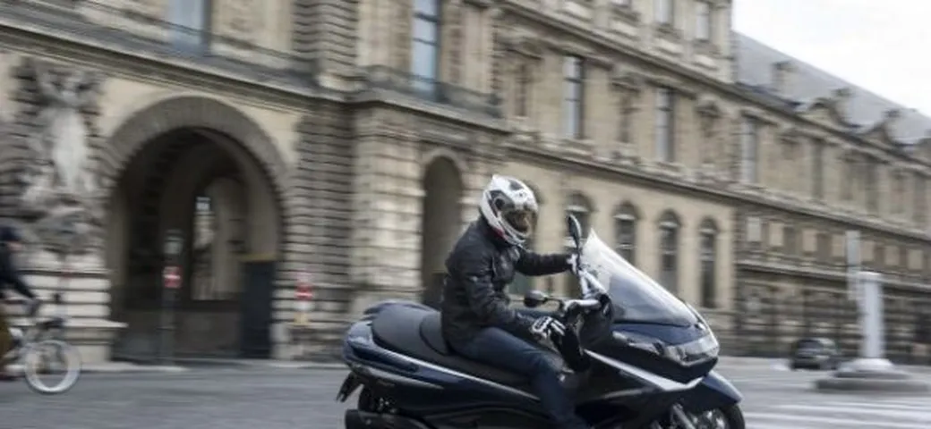 Piaggio X10 2012: il Test di Motoblog