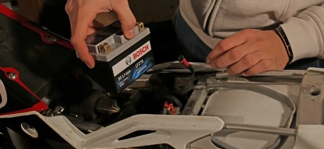 Manutenzione moto: verificare lo stato della batteria