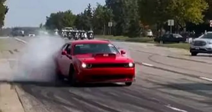 Dodge Challenger: show a ruote fumanti con la polizia alle spalle | Video