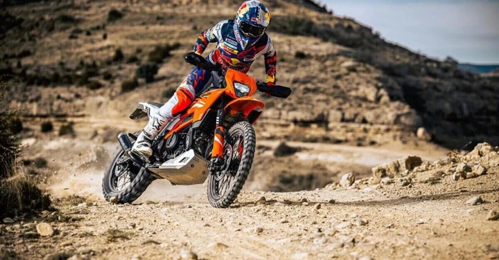 KTM lancia le nuove 125 e 390 Enduro R: versatilità e tecnologia avanzata