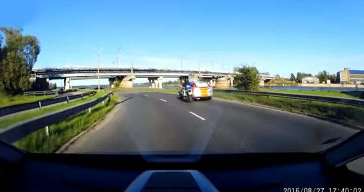 Caduta inaspettata in curva [Video]