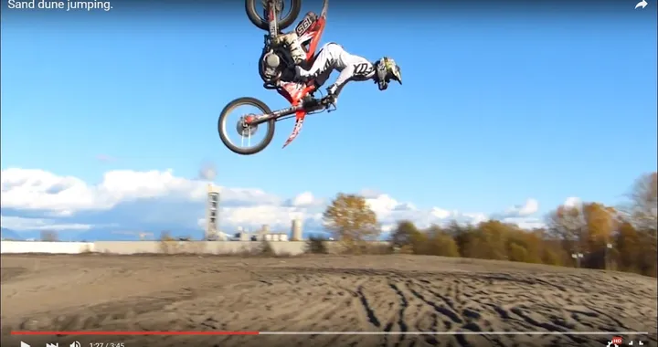 Acrobazie da stuntman in moto sulla duna [Video]