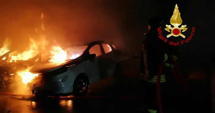 incendio Ford Ragusa lanterna cinese