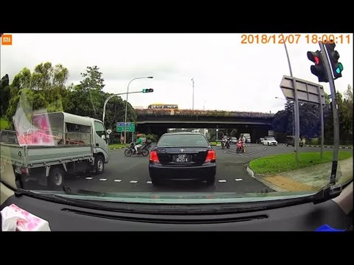 Incidente spaventoso con la moto all'incrocio [Video]