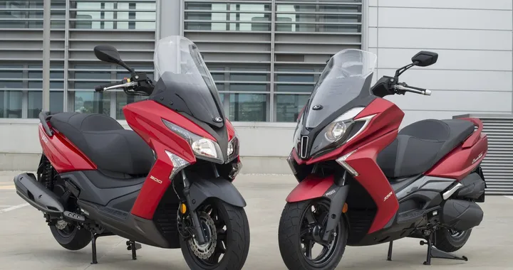 Kymco X-Town 300i ABS e Downtown 350i ABS E4 si vestono di rosso