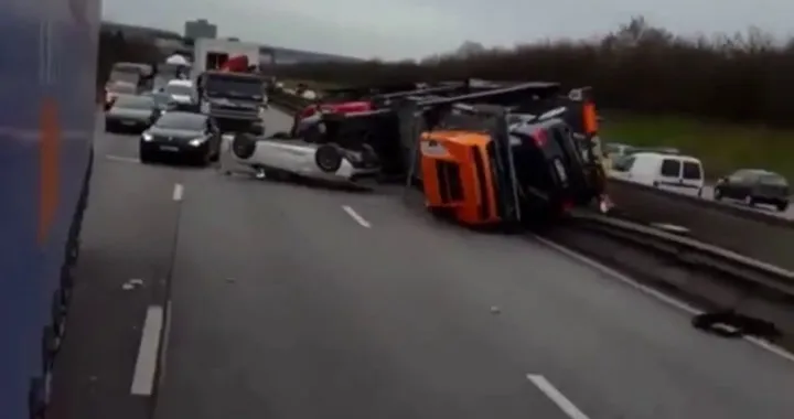 Un camion carico di supercar si è ribaltato