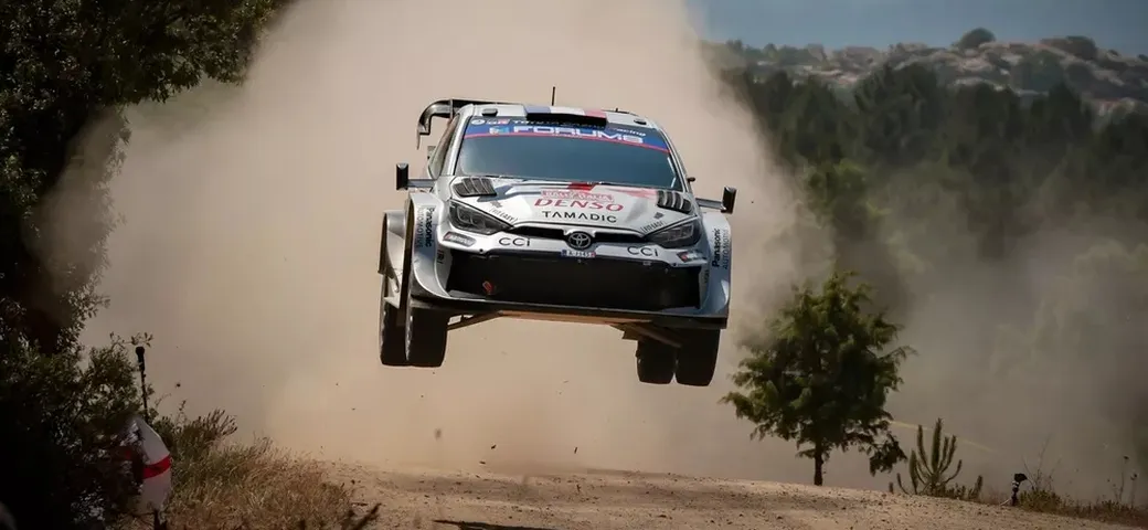 Sebastien Ogier trionfa al Rally Italia Sardegna 2025 con la Toyota GR Yaris
