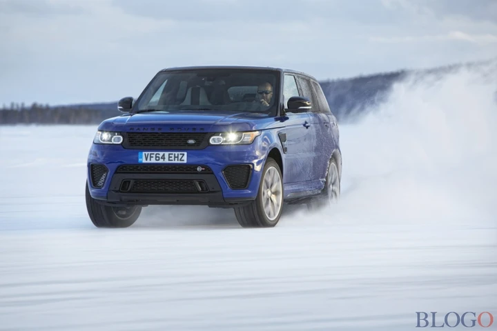 Range Rover Sport SVR: sulla Silverstone di ghiaccio [Video]