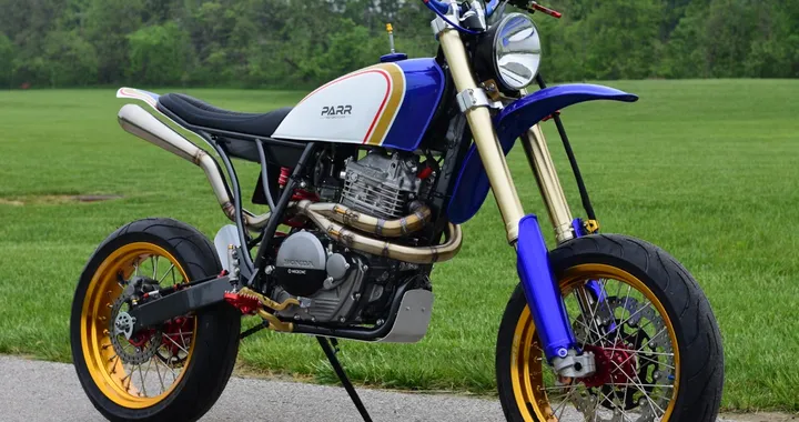 Honda XR650L Retromotard: quando la custom incontra il mito Rothmans