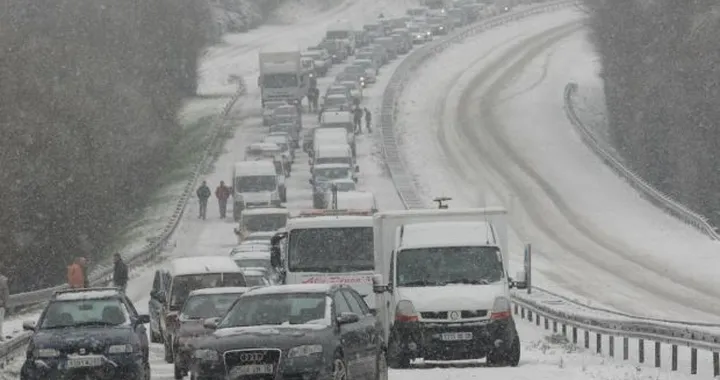 6 consigli utili se siete bloccati in auto sotto la neve