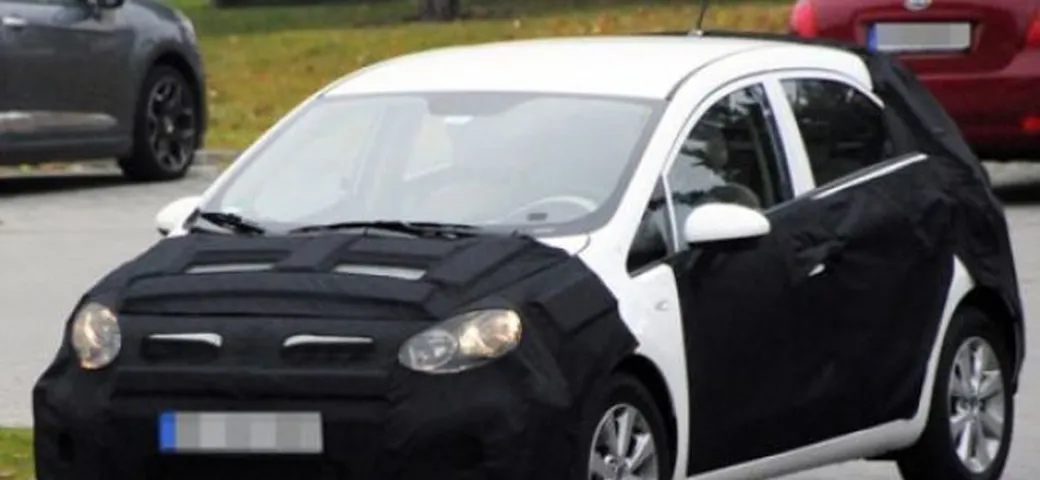Kia Rio: nuove foto spia in versione 2 volumi