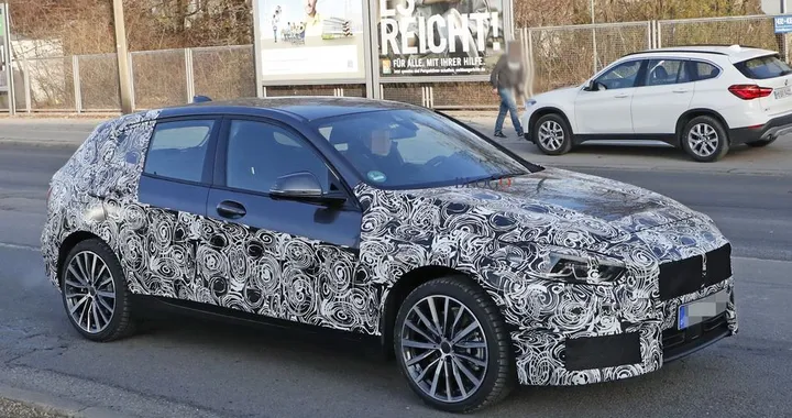 BMW Serie 1: foto spia su strada della nuova generazione