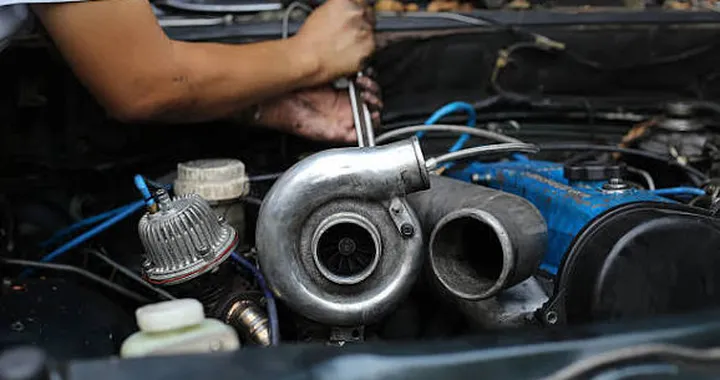 Auto turbo, il meccanico avverte: «Non aspettate 30.000 km per cambiare l'olio»