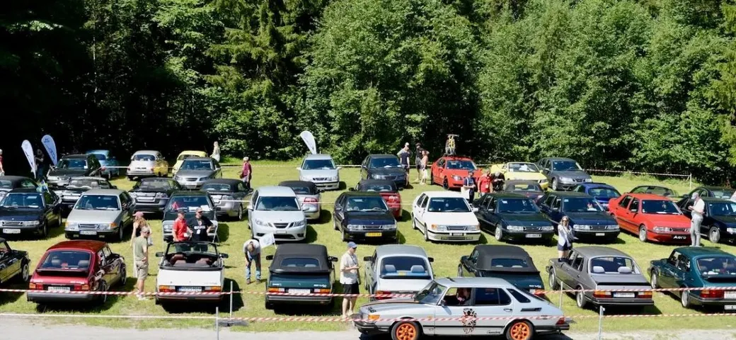 Il marchio è morto da tempo, la passione no: raduno con centinaia di auto