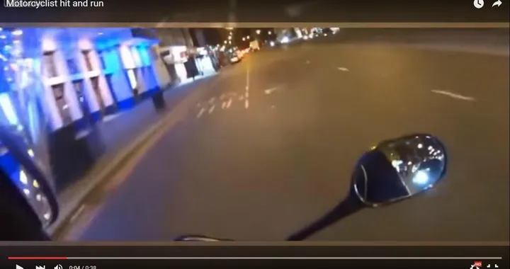 Motociclista buttato a terra da un'auto a Londra [Video]