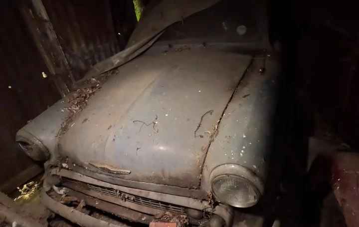 Entra in una proprietà abbandonata e trova fienili pieni di auto d’epoca
