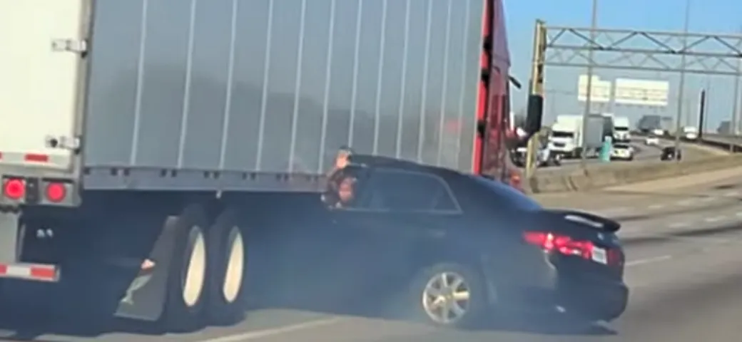 Incidente shock: l'auto è incastrata sotto un TIR, che non si ferma [Video]