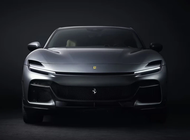Viaggia sulla Ferrari più costosa, ma gli manca qualcosa: scatta il sequestro