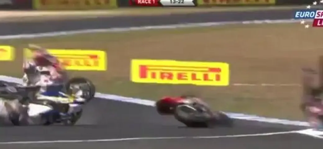 SBK: il video dell'incidente di Carlos Checa a Phillip Island