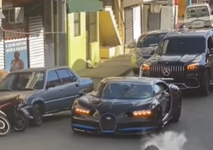 Nella favela con la Bugatti Chiron Sport (e la scorta) | Video