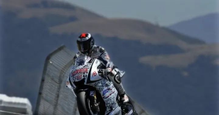 Lorenzo matador. Pedrosa vola ... a terra. Rossi sul podio