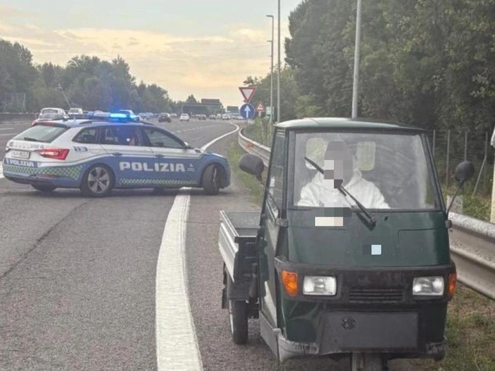 Con l'Apecar imbocca l'autostrada contromano: 18enne nei guai