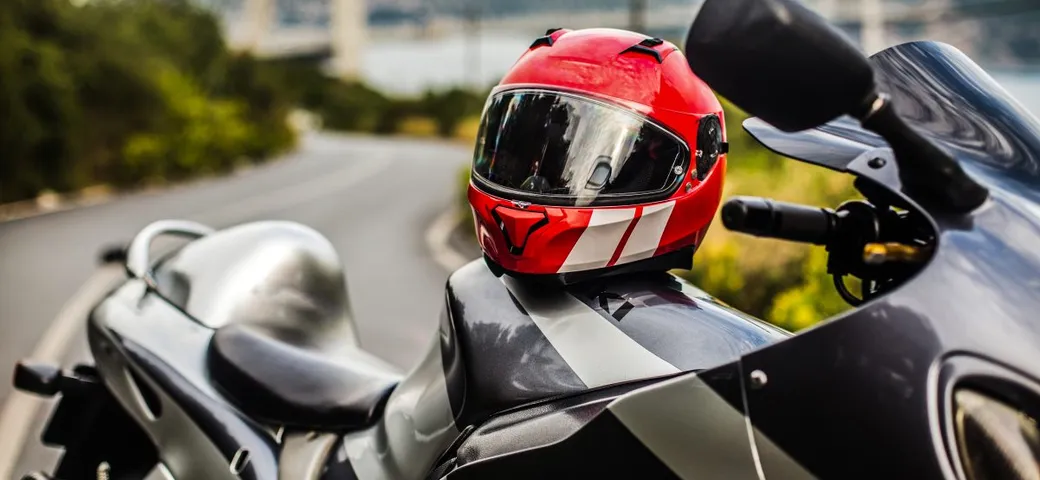 Senza casco? Niente benzina, la provocatoria iniziativa del Governo