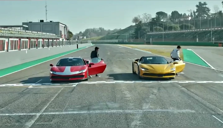 Sainz e Leclerc sulle Ferrari SF90 Stradale e Spider a Imola [Video]