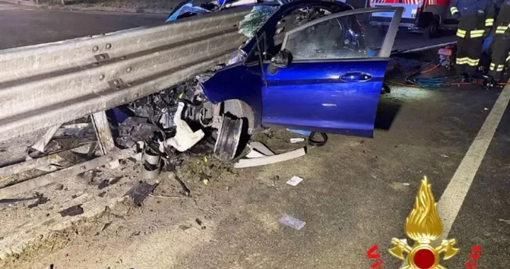 Auto divisa a metà dal guardrail, ma il conducente ne esce illeso