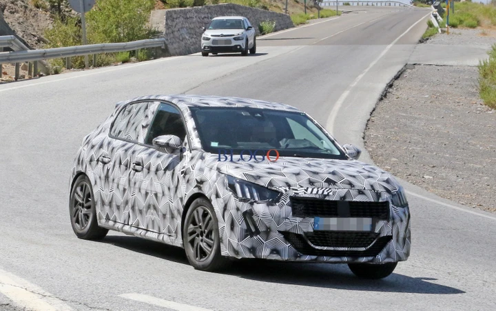 Peugeot 208: foto spia della nuova generazione