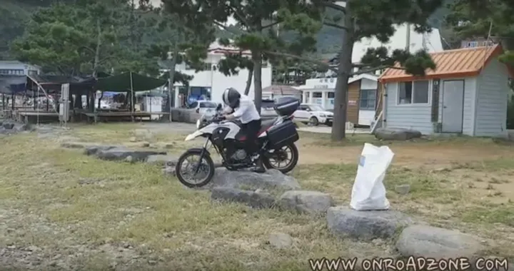 Motociclista impacciato cade con la BMW G 650 GS [Video]