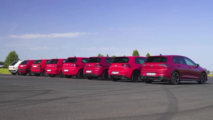 Dalla prima all'ultima, tutte le VW Golf GTI si sfidano in accelerazione