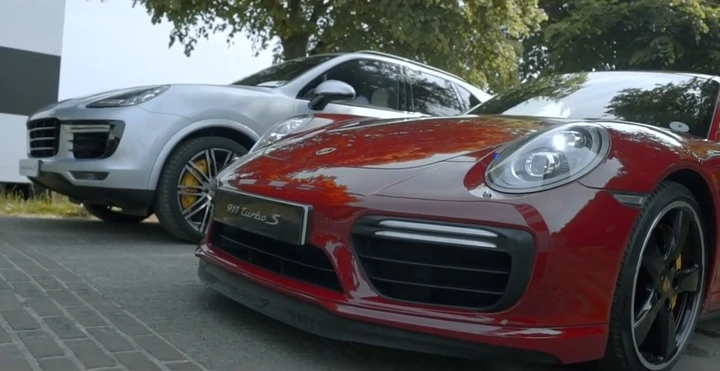 Porsche Cayenne Turbo S contro 911 Turbo S a Goodwood [Video]