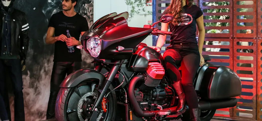 Moto Guzzi MGX-21 Flying Fortress 2016 [Foto e video]