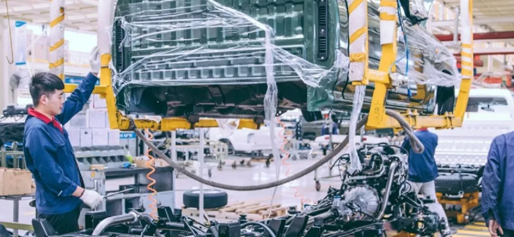 Cina, boom auto nei primi 8 mesi 2025: produzione e vendite trainate dall’elettrico