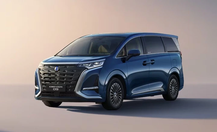 Denza D9 plug-in arriva in Europa: fino a 950 km di autonomia e 210 km in EV