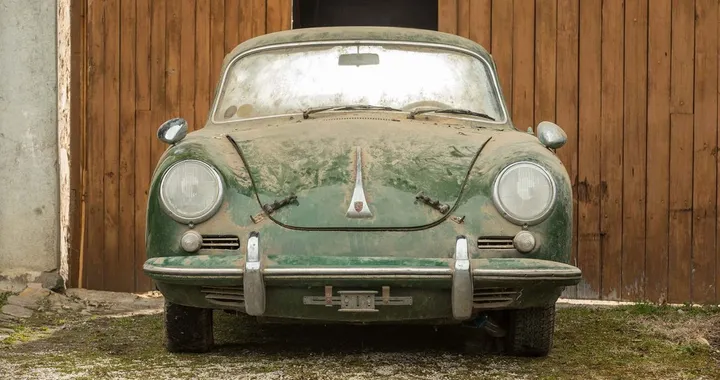 Porsche, storia del gioiello verde dimenticato per 45 anni in un fienile