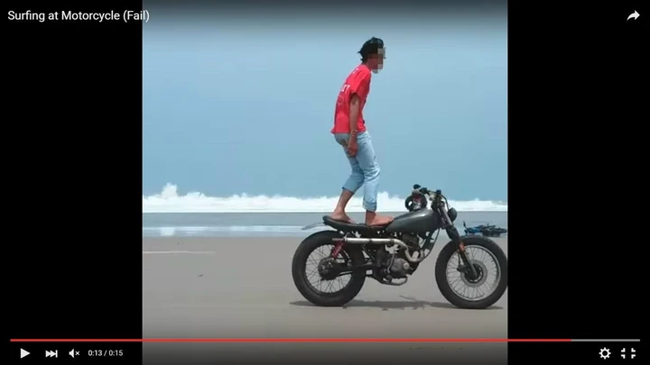 Surfing in moto sulla spiaggia [Video]