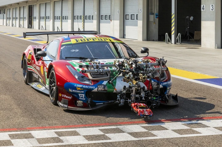 LEGO Technic Ferrari 488 GTE: la sfida in pista a Modena