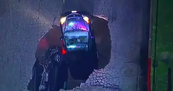 Los Angeles: voragine inghiotte 2 auto