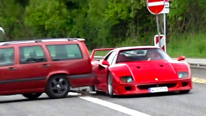 Scontro tra Ferrari F40 e Volvo 850 al Nurburgring: a riportare più danni non è la supercar