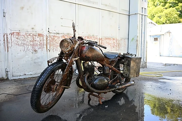 Moto della Wehrmacht riemerge dal Danubio dopo 80 anni: è quasi intatta
