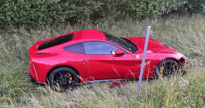 Si schianta con la Ferrari e la abbandona in autostrada, ma il peggio è dopo