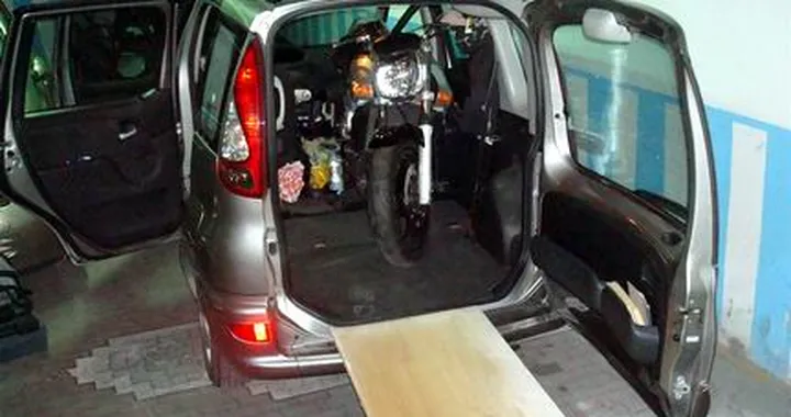 Foto del giorno: 4 elefanti in una 500, 1 GSR in una Yaris