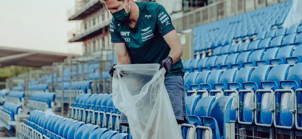 F1, Silverstone: Vettel ripulisce le tribune del circuito