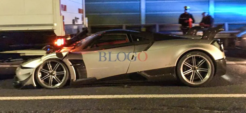 Una Pagani Huayra BC finisce sotto un camion
