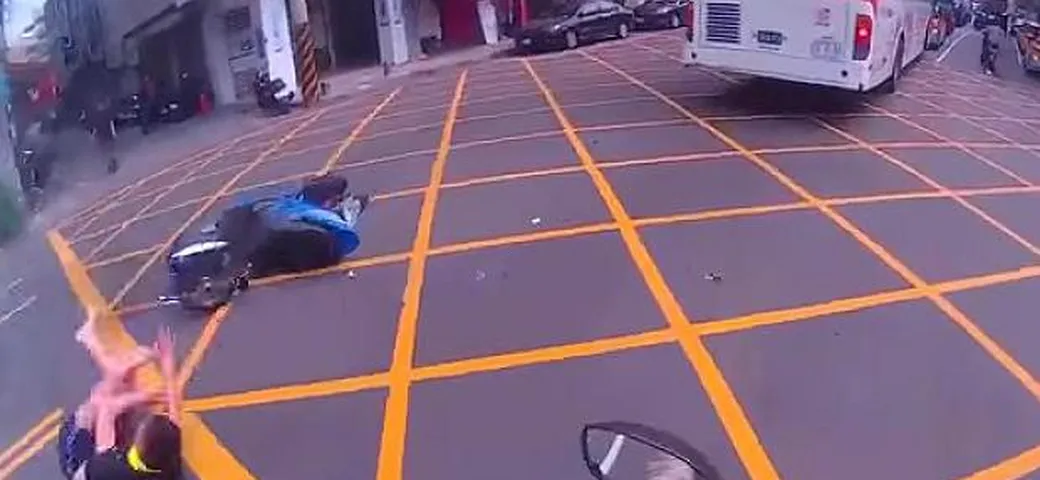 Scooter travolto da un camion a Taiwan [Video]