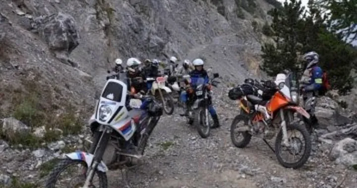 Enduristi aiutano i pompieri nel recupero di un ferito