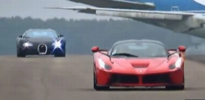 La gara di accelerazione è fra una LaFerrari ed una Veyron
