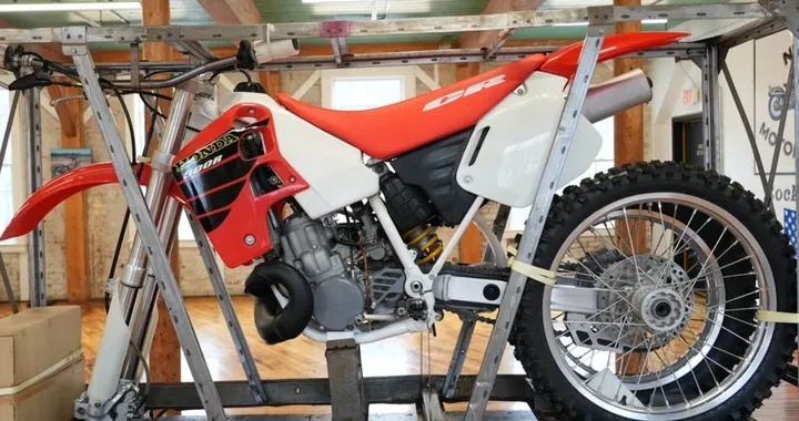 Honda CR500 del 2001 e “zero km”: l’ultima vera due tempi tocca quota 78.100 dollari
